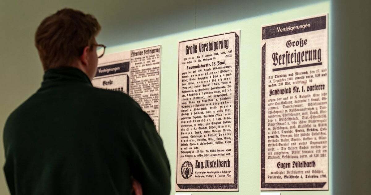 Stark vergrößerte Anzeigen an der Wand des Ausstellungsraums.