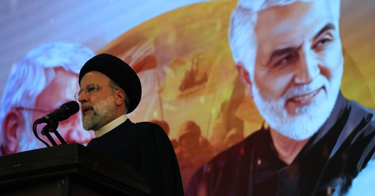 Ebrahim Raisi, Präsident des Iran, spricht bei einer Zeremonie zum Jahrestag des Todes des verstorbenen Generals der Revolutionsgarden Soleimani (auf dem Plakat im Hintergrund), der 2020 im Irak bei einem US-Drohnenangriff getötet wurde.