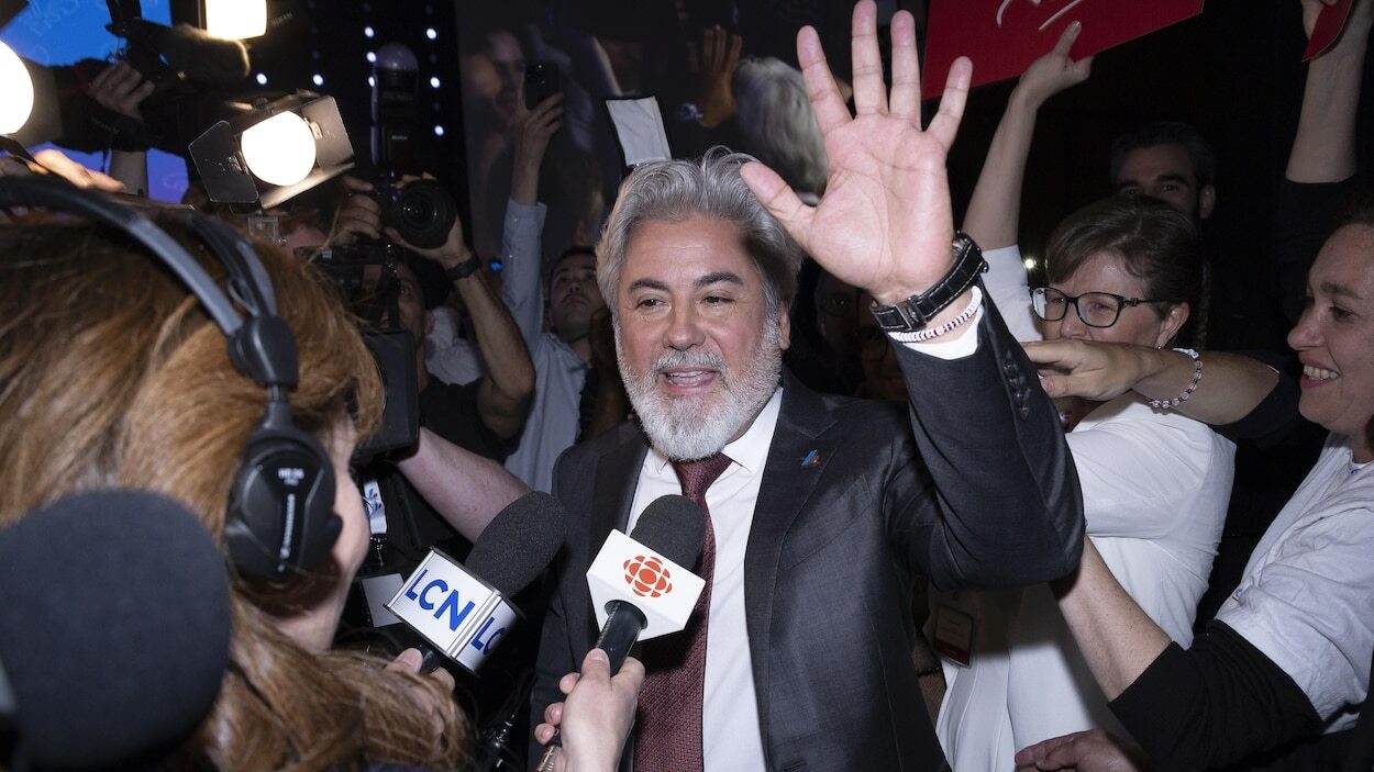 Pablo Rodriguez fait un salut de la main, alors qu'il descend de scène et qu'il est attendu par des journalistes, le 14 juin 2025.