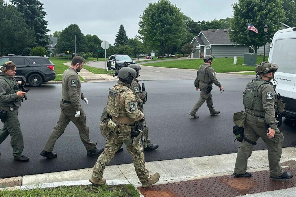 Die Polizei fahndet in Brooklyn Park, Minnesota, nach einem Schützen, der zwei Staatsabgeordnete erschossen hat.