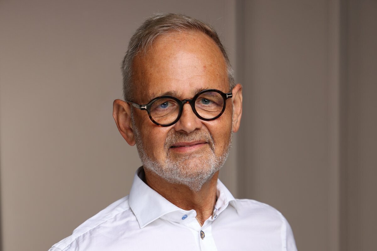 Porträt von Joachim Volz, mit leichtem Bart, dicker runder Brille und leicht verzweifeltem Blick
