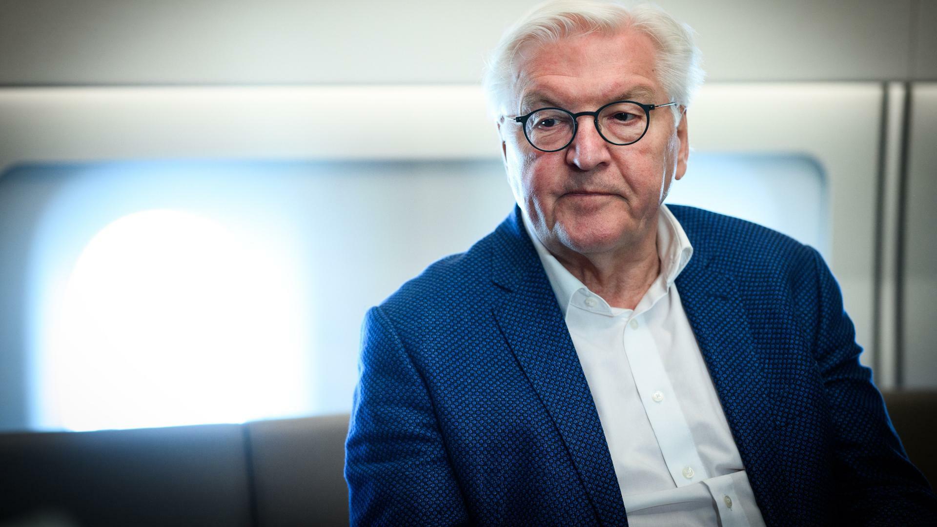 Bundespräsident Frank-Walter Steinmeier spricht auf einem Rückflug von Chile nach Berlin im Besprechungsraum vom Airbus A350 Flugzeug der Flugbereitschaft der Bundeswehr 