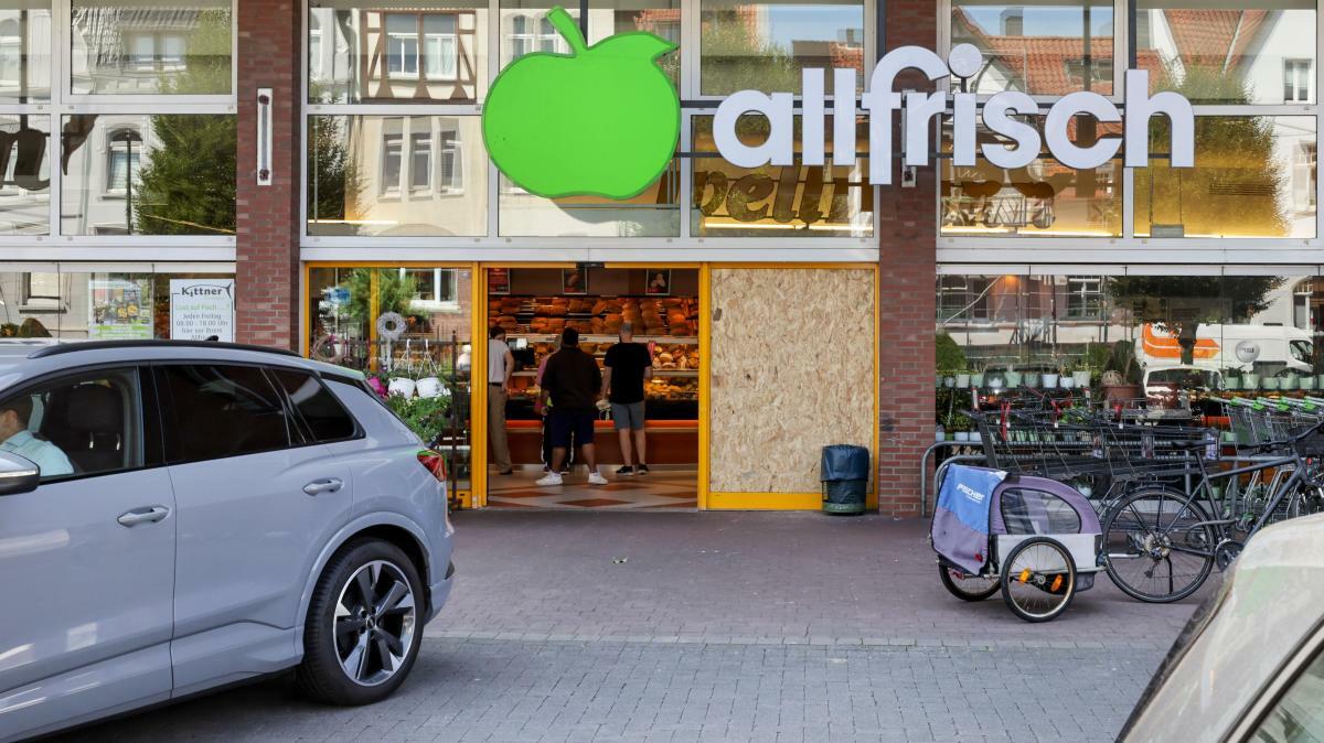  Ein 93-Jähriger fährt rückwärts in den Eingang des Allfrisch-Marktes an der Lotter Straße. 