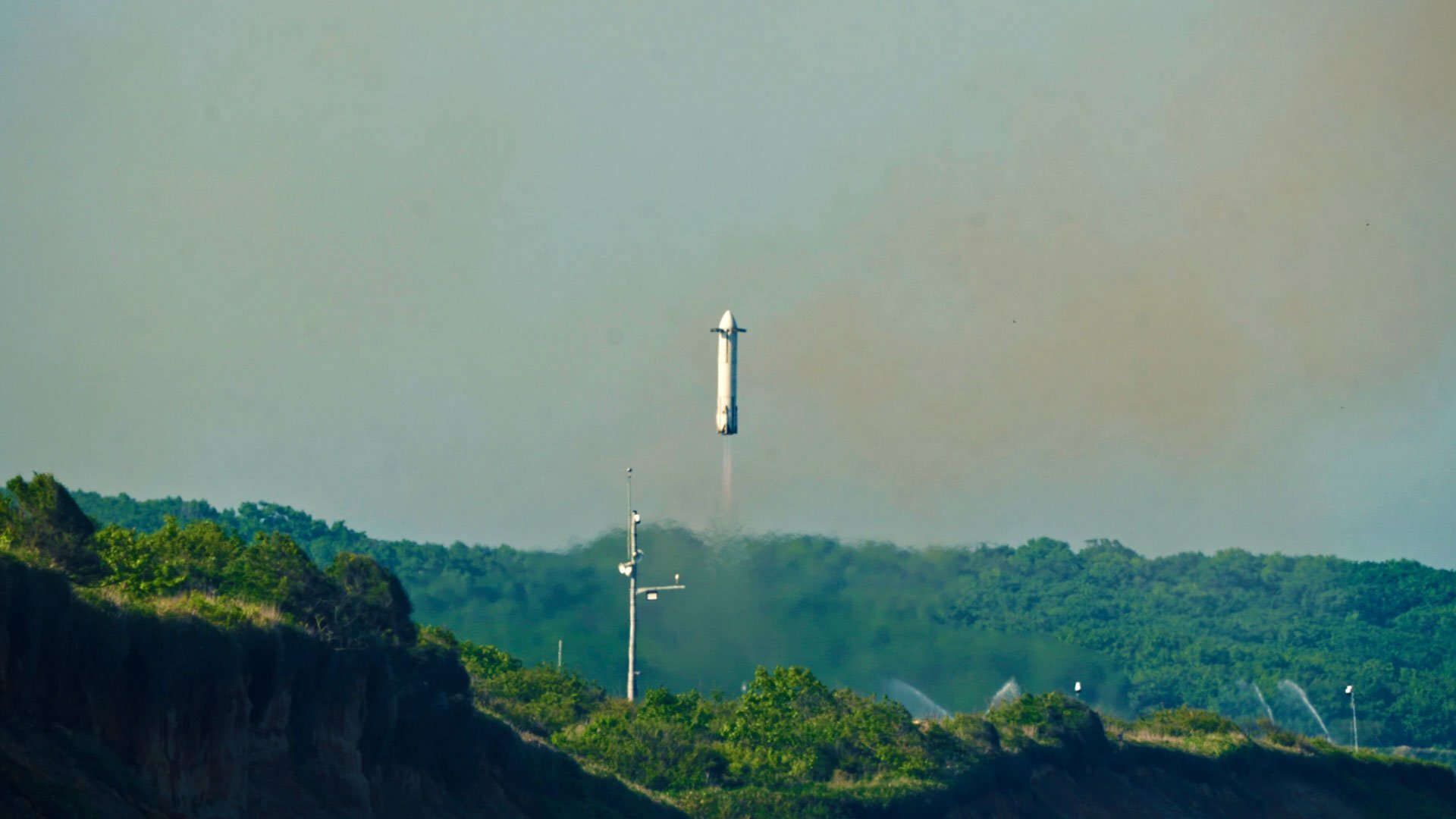 Honda's experimental reusable rocket test