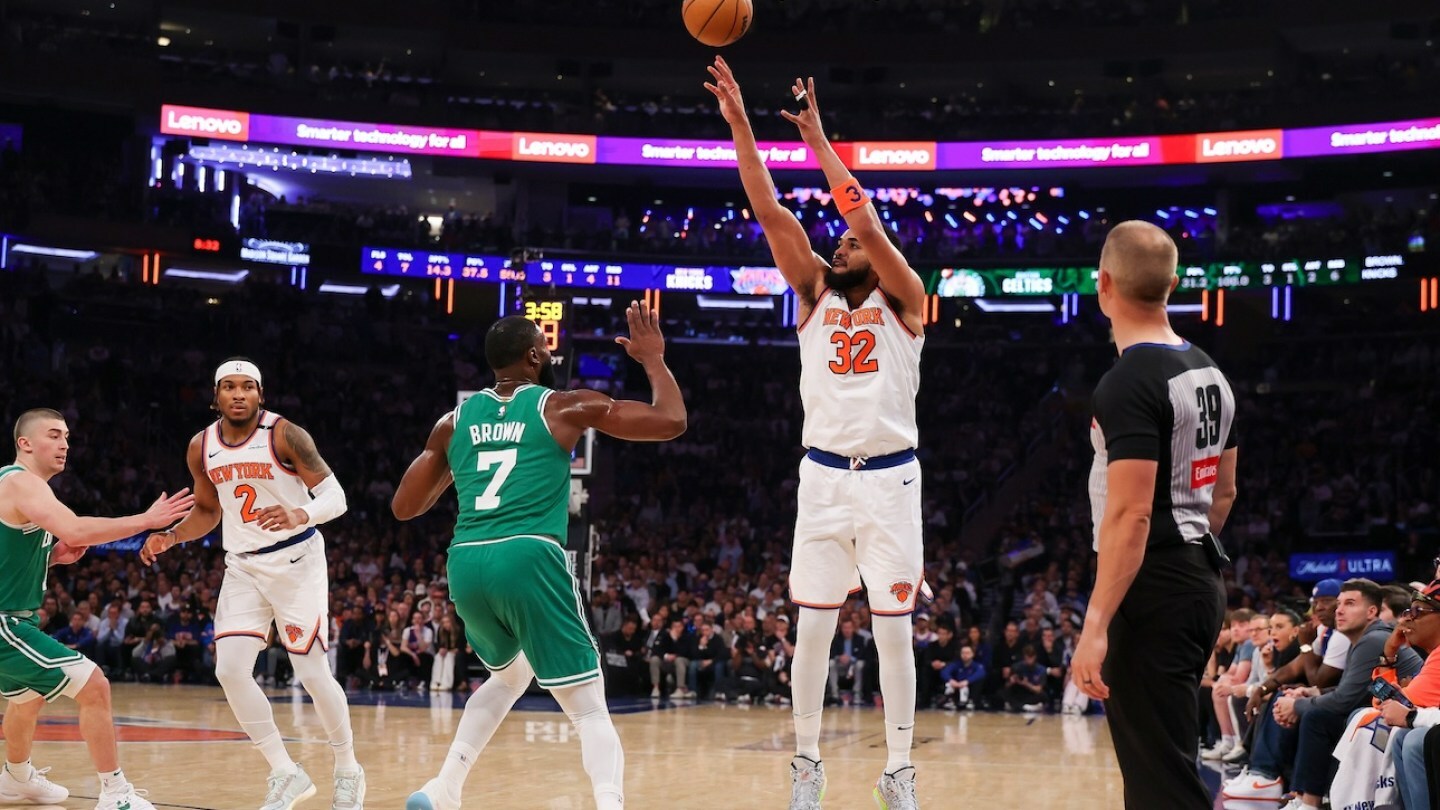 Karl-Anthony Towns (32) of the Knicks shoots a three-pointer