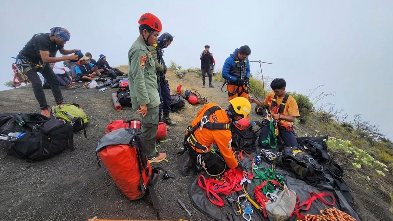 Brazilian Tourist Dies After Falling on Indonesia's Rinjani Mountain