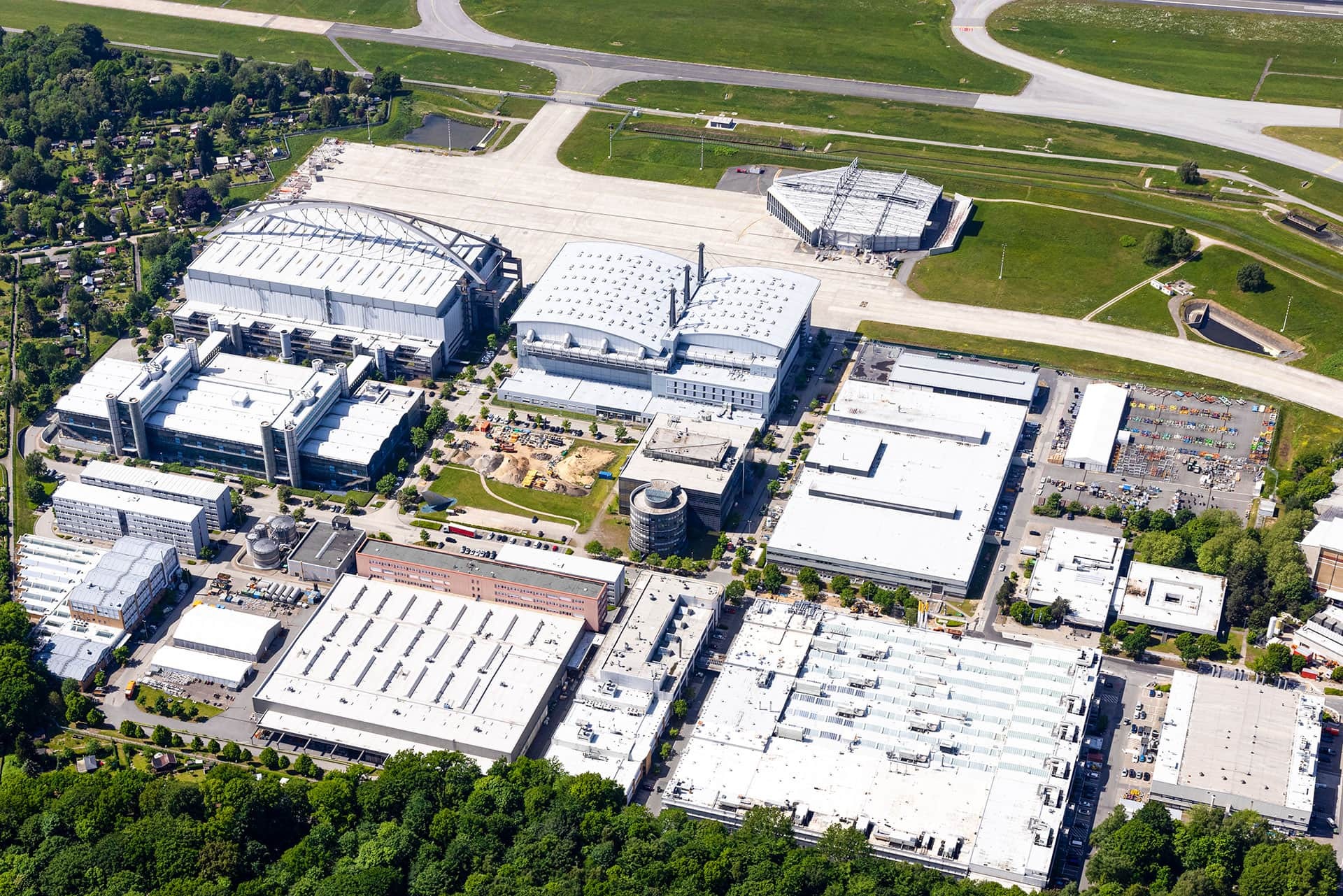 Luftaufnahme der Lufthansa Technik auf dem Hamburger Flughafen. Foto: Hamburg Airport / Oliver Sorg