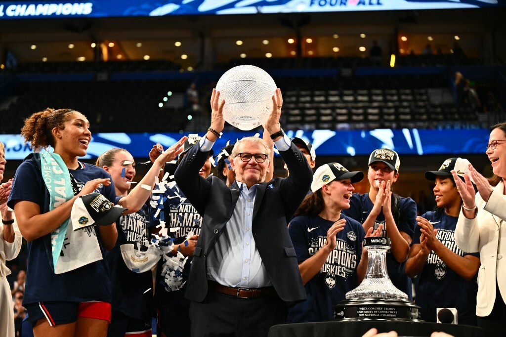 Coach Geno Auriemma and Uconn women’s basketball team