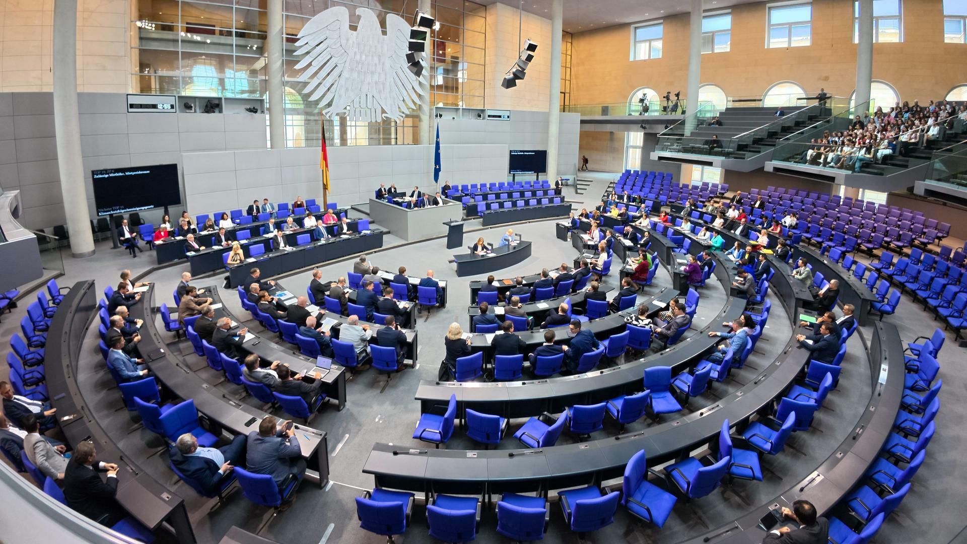 Abgeordnete der Fraktionen sitzen im Plenum während der Debatte über die Mietpreisbremse und zulässige Miethöhe.