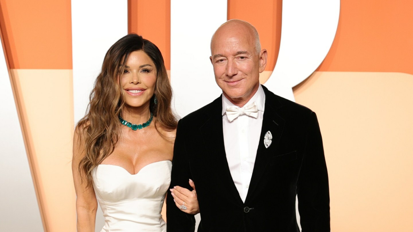 Lauren Sánchez and Jeff Bezos attend the 2025 Vanity Fair Oscar Party.