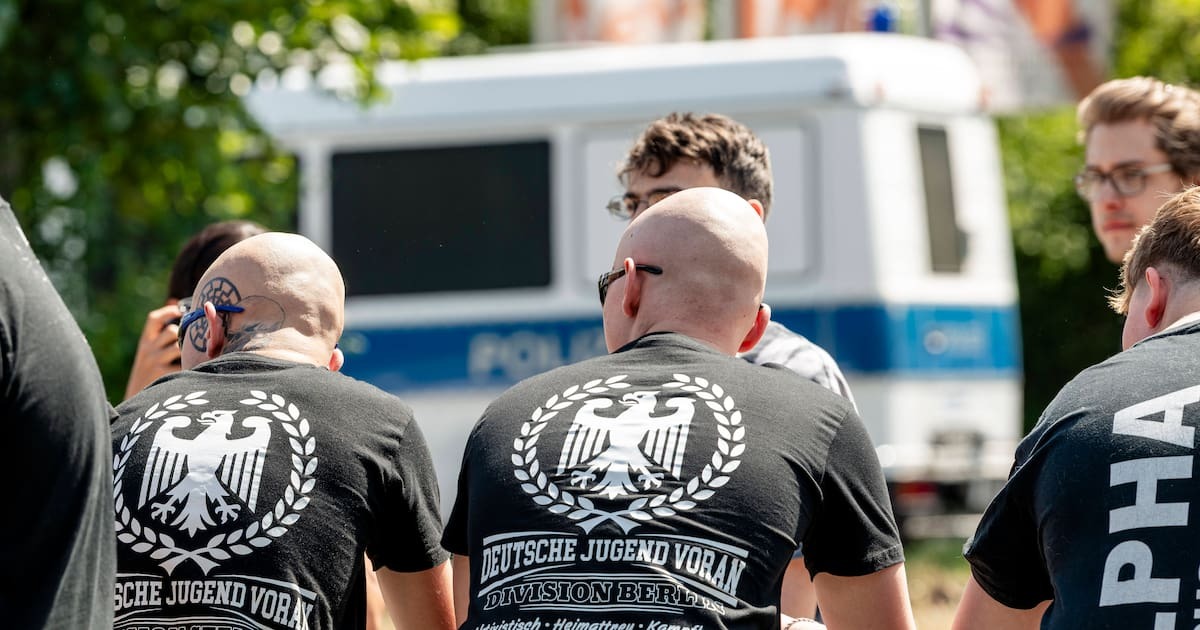Die rechtsextreme Gruppe Deutsche Jugend Voran bei der Marzahn Pride in Berlin.