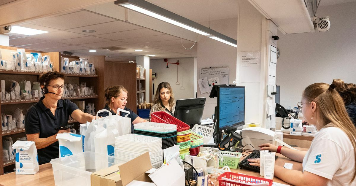 Service Apotheek De Goede in Steyl, één van de twee apotheken die Lava Sulayman (tweede van rechts) met haar collega begon in Noord-Limburg. 