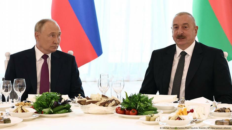 Russlands Präsident Wladimir Putin (l.) und sein aserbaidschanischer Amtskollege Ilham Aliyev sitzen beim Essen zusammen