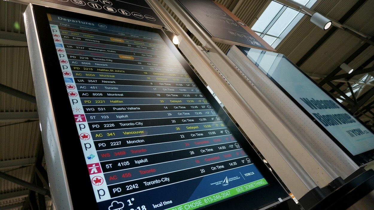 Le tableau d'affichage de l'aéroport d'Ottawa annonce des annulations de vols.
