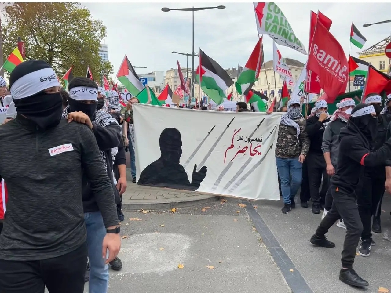 Vermummte Aktivisten von Masar Badil demonstrieren am 29.10.2022 in Brüssel. Foto Samidoun