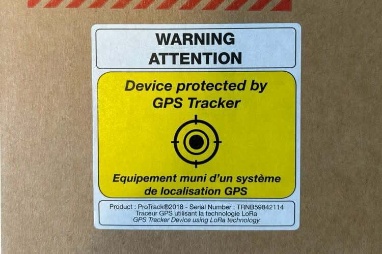 Un (faux) traceur GPS sur les cartons des MacBook Air, pour dissuader les livreurs de les voler