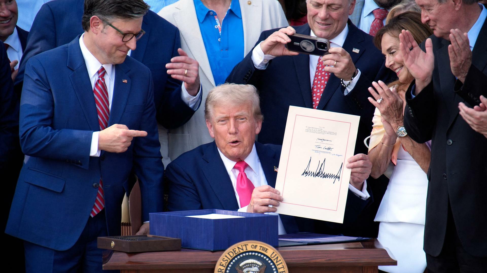US-Präsident Donald Trump unterzeichnet das US-Haushaltsgesetz während einer Feier zum 4. Juli vor dem Weißen Haus in Washington DC am 4. Juli 2025.