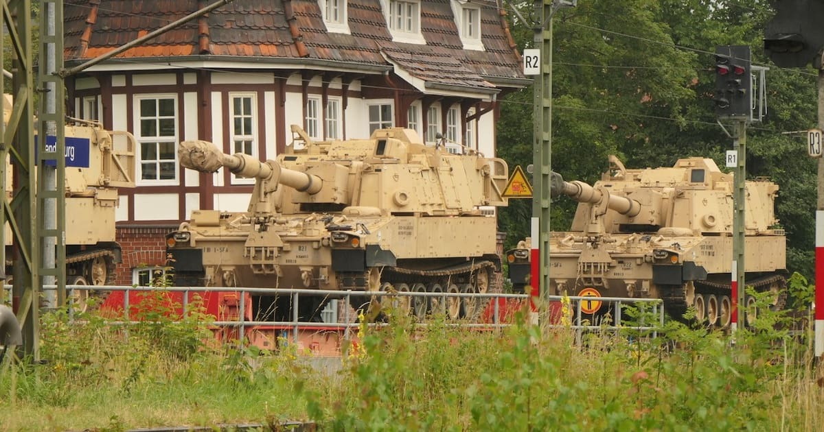 Aufgrund eines Schadens an der Oberleitung fallen am Sonntag die Züge zwischen Rendsburg und Neumünster aus. Im Bahnhof Rendsburg steht deswegen ein Güterzug mit Panzern, der nicht weiterkommt. 