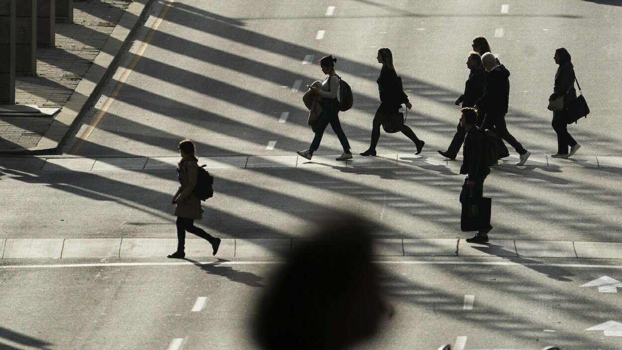 Des piétons traversent la rue.