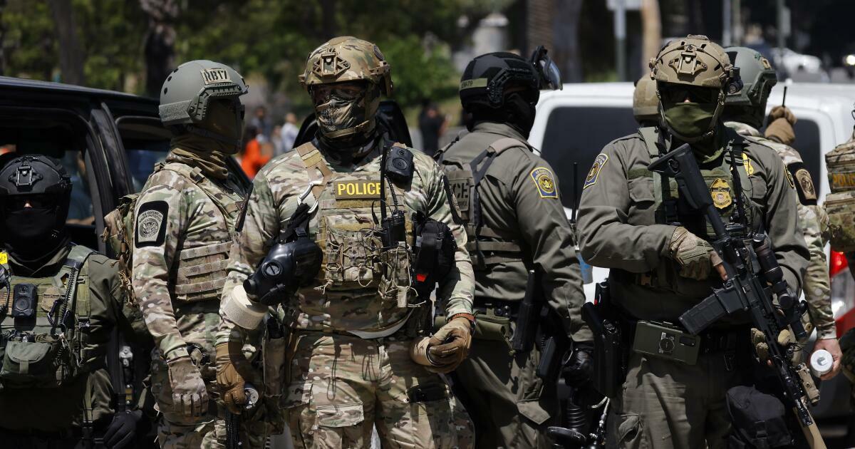 LOS ANGELES, CALIF. JULY 7, 2025 - Federal immigration agents near MacArthur Park in the Westlake area on July 7, 2025. (Carlin Steihl / Los Angeles Times) LOS ANGELES, CALIF. JULY 7, 2025 - Federal immigration agents near MacArthur Park in the Westlake area on July 7, 2025. (Carlin Steihl / Los Angeles Times)