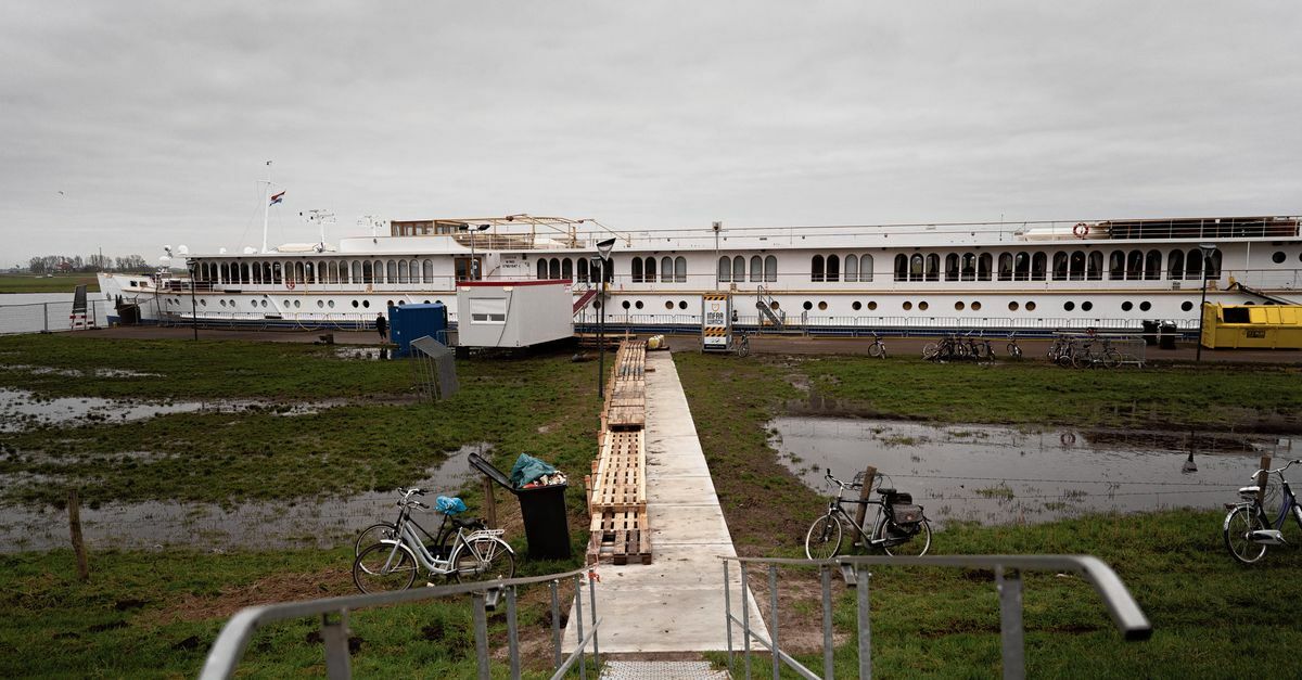 In 2023 werden asielzoekers opgevangen op een cruiseschip in Genemuiden. Foto Bram Petraeus 
