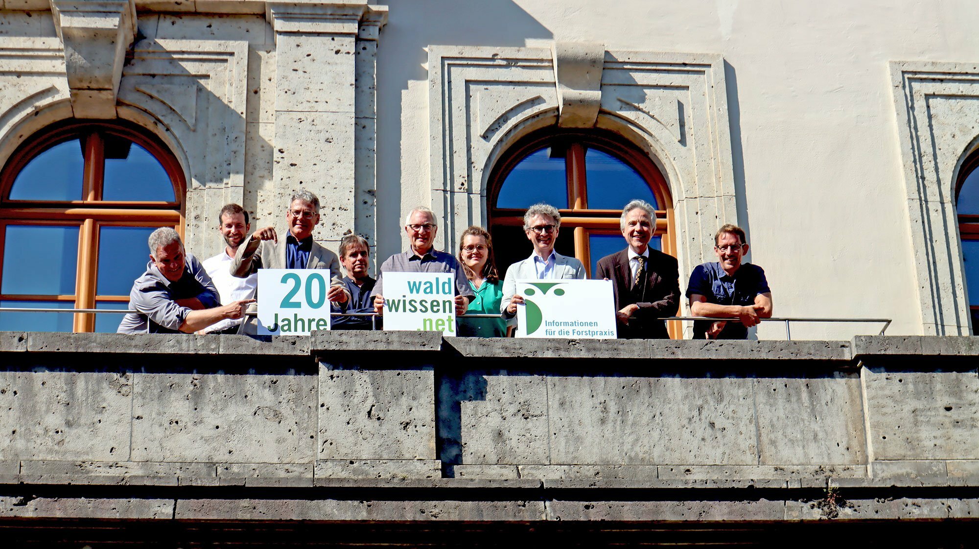 Die aktuellen Vertreter der vier Gründungsinstitutionen und Redakteure beim Jubiläumsempfang am StMELF in München; von links: Dirk Schmechel, LWF, Florian Stahl, LWF, Ulrich Schraml, FVA, Martin Moritzi, WSL, Dr. Thomas Wohlgemuth, WSL, Melina Jakobi, BSW, Dr. Peter Mayer, BSW, Dr. Peter Pröbstle, LWF, Steffen Schlehe, FVA (Foto: LWF/Daniela Janker)