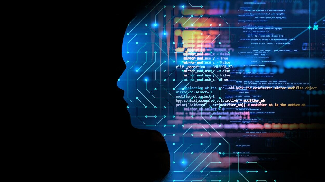 Concept de l'intelligence artificielle. Une silhouette humaine avec un design de circuit imprimé et des lignes de code qui flottent par-dessus.