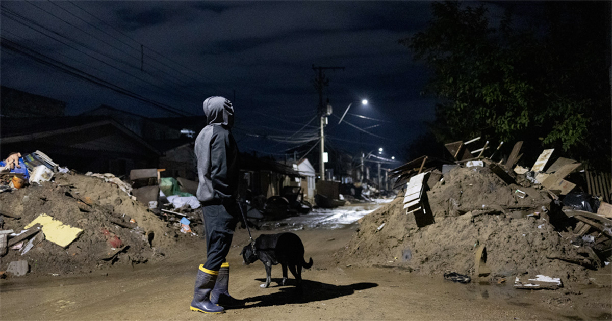 ruas inundada entre dois edifícios no centro de Porto Alegre em decorrência de enchentes