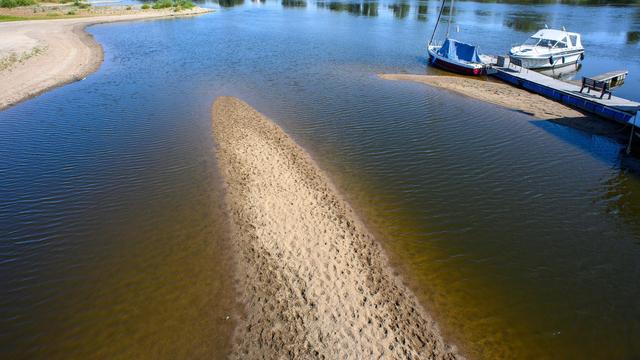 Schönebeck: Sandbänke sind am Ufer der Elbe zu sehen. Wegen der anhaltenden Trockenheit für die Elbe ist derzeit Niedrigwasser.