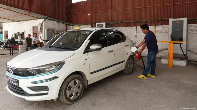 In Kathmandu wird ein elektrisch betriebenes Taxi aufgeladen