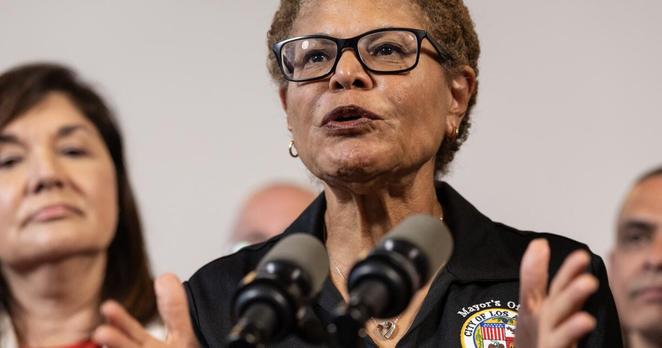 Los Angeles, CA - June 12: Los Angeles mayor Karen Bass speaks to the media and holds a press conference at City Hall Thursday, June 12, 2025 in Los Angeles, CA.(Luke Johnson / Los Angeles Times)