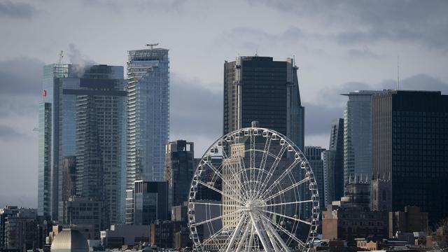 La Grande Roue de Montréal devant les gratte-ciels du centre-ville de la ville de Montréal.