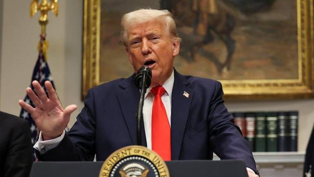 Donald Trump parle aux médias.