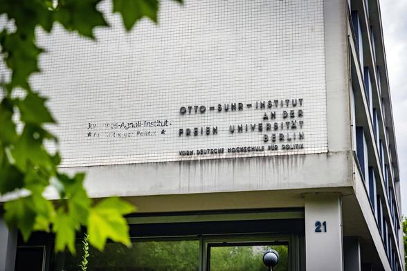 Fassade des Otto-Suhr-Instituts für Politikwissenschaften an der Freien Universität Berlin