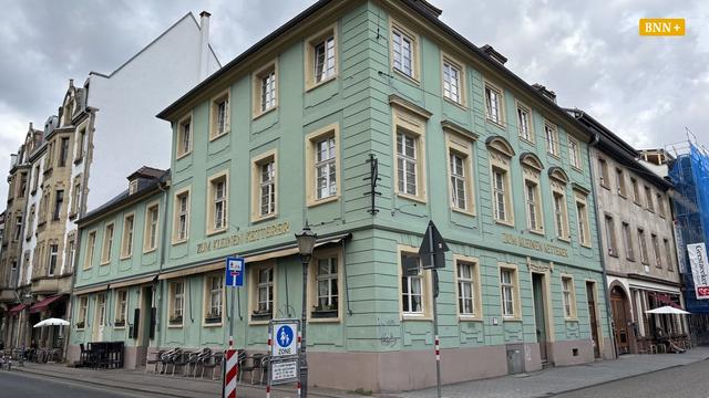 Das Brauereigasthaus Zum kleinen Ketterer am Karlsruher Lidellplatz: Die Fassade ist mintgrün, die Fensterrahmen sind beige. In goldenen Buchstaben steht Zum kleinen Ketterer auf der Fassade.