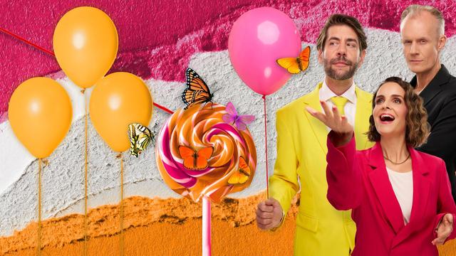 Claus von Wagner, Maike Kühl und Max Uthoff befinden sich vor einem farbenfrohen Hintergrund. Links im Bild sind orangefarbene Ballons zu sehen, im Zentrum des Bilds ist ein großer Lutscher abgebildet, der von Schmetterlingen umgeben ist.