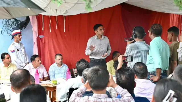 जिलाधिकारी श्री सविन बंसल भटोली गांव में।