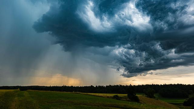 Wolkenbruch bei einem aufziehenden Gewitter in Oberbayern