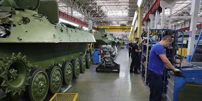 Workers at an arms factory in the Republic of Tatarstan, Russia, 11 July 2023. | VADIM SAVITSKY/AFP Workers at an arms factory in the Republic of Tatarstan, Russia, 11 July 2023. | VADIM SAVITSKY/AFP