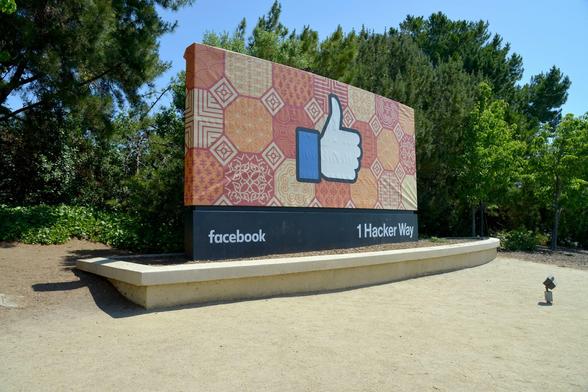 Mark Zuckerberg et dix autres responsables de Facebook étaient accusés par des actionnaires d&#8217;avoir failli à leur devoir en laissant Cambridge Analytica exploiter, à leur insu, les données de dizaines de millions d&#8217;utilisateurs du réseau social. Au deuxième jour du procès, un avocat des plaignants, qui réclamaient initialement 8 milliards de dollars de dédommagement, a [&#8230;]