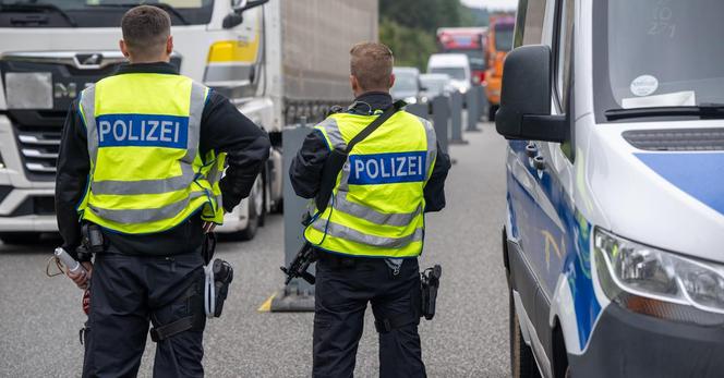 Polizisten kontrollieren Fahrzeuge auf der A64 bei Trier zum Beginn der Grenzkontrollen an allen deutschen Landesgrenzen. 