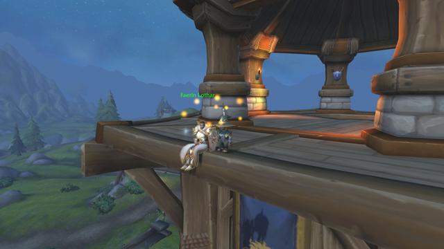 Screenshot aus World of Warcraft. Gnomen-Magierin Nusspli sitzt mit der Kriegerin Faerin Lothar am Rande eines hohen Gebäudes.