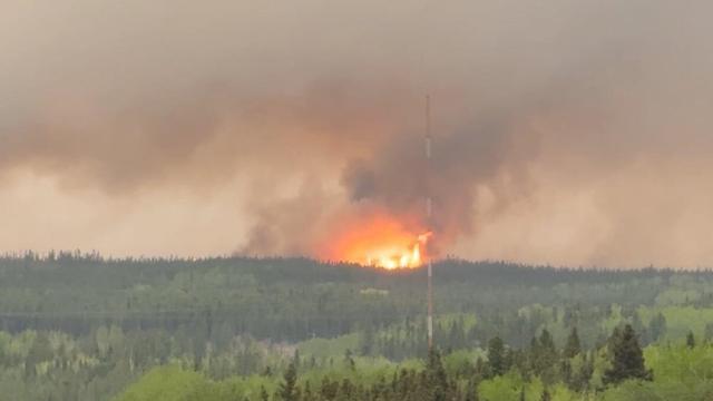Des flammes et de la fumée s’élèvent alors qu’un incendie de forêt fait rage près de Flin Flon, le 28 mai, sur une capture d’écran obtenue via les réseaux sociaux. L’incendie demeure le plus vaste au Manitoba.