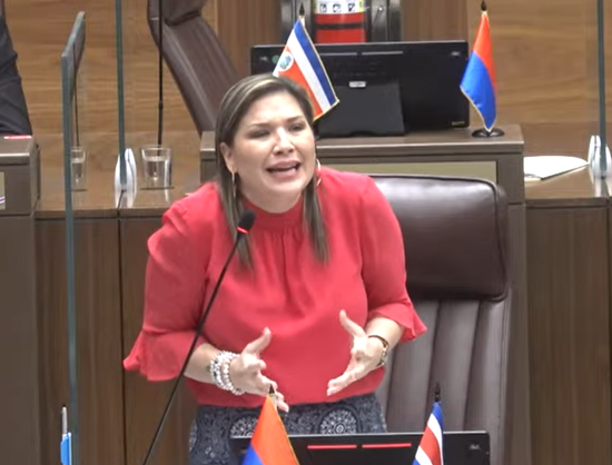 Diputada Carballo califica como “inaceptable” decisión de CCSS de subir nota en examen para entrar a especialidad
