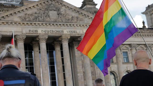 Regenbogenflagge vor dem Bundestag