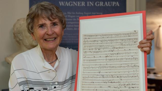 Die Musikwissenschaftlerin Eva Rieger hält eine originale Kompositionsskizze Richard Wagners, dem Komponisten und ehemaligen Dresdner Hofkapellmeisters, in den Richard-Wagner-Stätten in den Händen. Die Musikwissenschaftlerin Eva Rieger hält eine originale Kompositionsskizze Richard Wagners, dem Komponisten und ehemaligen Dresdner Hofkapellmeisters, in den Richard-Wagner-Stätten in den Händen.