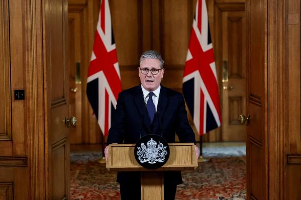 Der britische Premierminister Keir Starmer steht bei einer Ansprache an einem Rednerpult