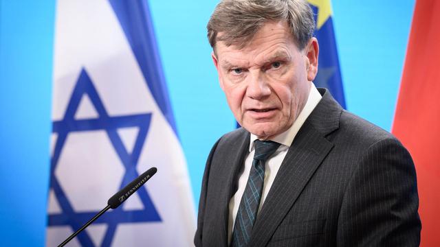 Außenminister Johann Wadephul mit den Flaggen von Israel, der EU und Deutschland