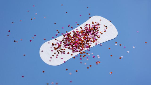 Auf einer Slipeinlage liegt ein Häufchen roter Glitzerpartikel. Auf einer Slipeinlage liegt ein Häufchen roter Glitzerpartikel.