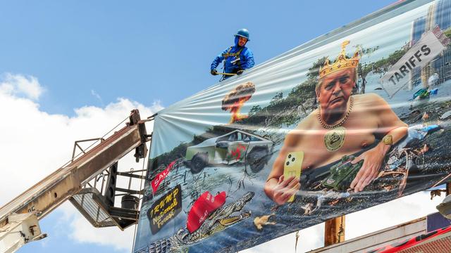 Arbeiter installieren eine Plakatwand der Künstlerin Karen Fiorito in Phoenix. Das Werk mit dem Titel „Swamp King“ kritisiert Donald Trumps Präsidentschaft mit Bildern, die Korruption, Autoritarismus und systemischen Verfall symbolisieren. Arbeiter installieren eine Plakatwand der Künstlerin Karen Fiorito in Phoenix. Das Werk mit dem Titel „Swamp King“ kritisiert Donald Trumps Präsidentschaft mit Bildern, die Korruption, Autoritarismus und systemischen Verfall symbolisieren.